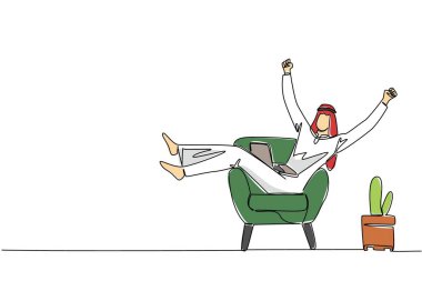 Tek çizgi çizen Arap adam koltukta oturuyor kolları ve bacakları havada ve dizüstü bilgisayarı karnında. Yeni yatırımcılar bulmak. Ev Günü 'nden Ulusal İş. Devamlı çizgi tasarımı grafik çizimi