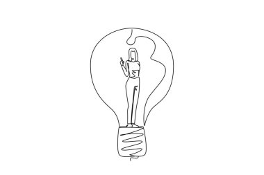 Tek sıra halinde, jestleri olan sıradan giyinmiş bir kadının ampul şeklinde bir fikri var. Düşünme gücü yaratıcılık verir. Ulusal Yaratıcılık Günü. Devamlı çizgi tasarımı grafik çizimi
