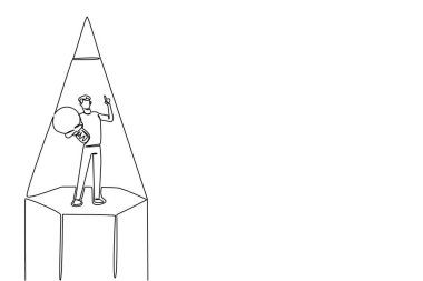 Tek sıra halinde çizen bir adam, kalemin ucunda jestli bir ampul taşıyor. Yenilik ve yeni fikirler. Yaratıcı. Ulusal Yaratıcılık Günü. Devamlı çizgi tasarımı grafik çizimi