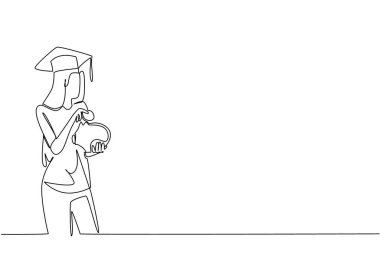 Mezuniyet şapkası takan bir kadının çizdiği tek sıra domuz kumbarasına dolar koyuyor. Erken yaştan itibaren geleceğe hazırlanıyor. Üniversite Tasarruf Günü. Bir çizgi tasarımı vektör illüstrasyonu