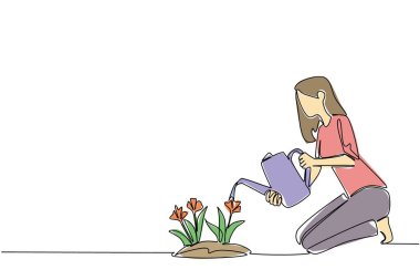 Tek sıra halinde bir kadın çömeliyor ve sular sulama tenekesiyle çiçek açıyor. Tüm kalbimle önemsiyorum. Yeni hobi. Ulusal Su Çiçek Günü. Devamlı çizgi tasarımı grafik çizimi