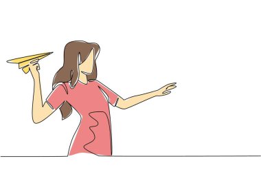 Tek sıra halinde, günlük giysiler içindeki bir kadın ayakta duruyor ve elinde kağıt bir uçak tutuyor. Origami ödevinde yaratıcı ol. Ulusal Kağıt Uçak Günü. Tek çizgi çizimi tasarım vektör çizimi