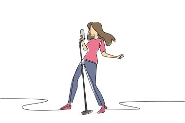 Tek sıra halinde ayakta mikrofon tutarken ve poz verirken şarkı söyleyen bir kadın. Sahnenin kraliçesinin göz kamaştırıcı görüntüsü. Ulusal Şarkı Söyleme Günü. Devamlı çizgi tasarımı grafik çizimi