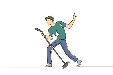 Tek sıra halinde sıradan giyinmiş bir adam ayakta mikrofon tutarken şarkı söylüyor ve poz veriyor. Rock yıldızının mükemmel görüntüsü. Ulusal Şarkı Söyleme Günü. Bir çizgi tasarımı vektör illüstrasyonu