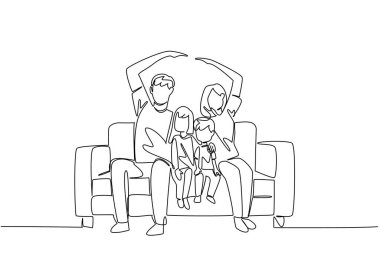 Tek sıra halinde bir aileyi kanepeye oturturken, ebeveynlerin elleri evin çatısını oluşturur. Koruyucu aile kavramı. Küresel Ebeveynler Günü. Bir çizgi tasarımı vektör illüstrasyonu