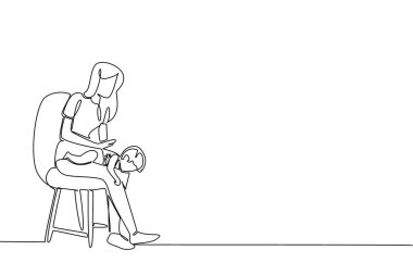 Sandalyeye oturan bir annenin sürekli çizdiği tek çizgi bebeğini kucağına koyar ve sırtını sıvazlar. Yemek yerken boğulmak. Kazayla oldu. Ulusal Heimlich Manevra Günü. Bir çizgi tasarımı vektör illüstrasyonu