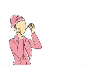 Tek sıra halinde havlu bornozu giymiş bir kadın yüz bakımı yapıyor. Bırak ve yüz serumunu yay. Güzellik. Ulusal Cilt Bakım Günü. Tek çizgi çizimi tasarım vektör çizimi