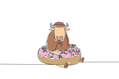 Şirin bizon çizimlerinden birinde hamur işi konsepti için jöleli çöreğin içinde oturan cesur vahşi bir hayvan görülüyor. Renkli sanat, kahverengi çayır memelileriyle renklendirme sayfası için idealdir.