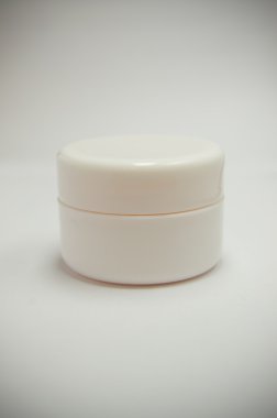 beyaz zemin üzerine krem kavanoz