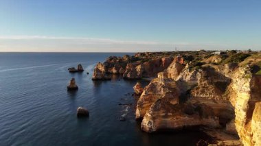 Praia Dona Ana plajının havadan görünüşü, Lagos, Portekiz. - Evet. Yüksek kalite 4k görüntü