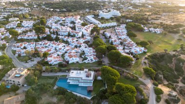 Algarve, Portekiz insansız hava aracı Atlantik kıyısı boyunca bir uçurumun kenarında havuzlu lüks villaların şafağında görülüyor. Yüksek kalite fotoğraf