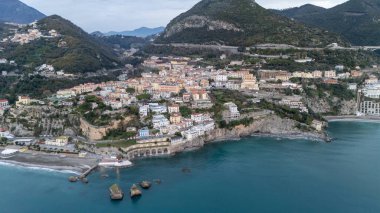 Vietri Konsolosu Mare 'nin hava görüntüsü. Denizden gün doğumunda. Yüksek kalite fotoğraf