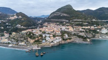 Vietri Konsolosu Mare 'nin hava görüntüsü. Denizden gün doğumunda. Yüksek kalite fotoğraf