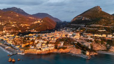 Vietri Konsolosu Mare 'nin hava görüntüsü. Denizden gün doğumunda. Yüksek kalite fotoğraf