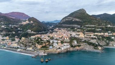 Vietri Konsolosu Mare 'nin hava görüntüsü. Denizden gün doğumunda. Yüksek kalite fotoğraf