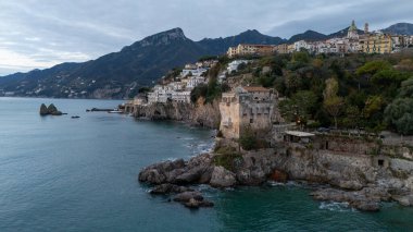 İtalya 'nın Amalfi kıyısındaki Vietri sul Mare' deki Torre Crestarella 'nın insansız hava görüntüsü. Yüksek kalite fotoğraf