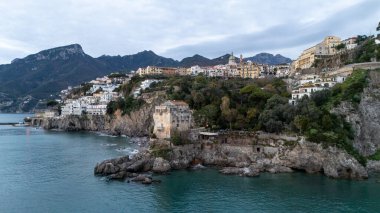 İtalya 'nın Amalfi kıyısındaki Vietri sul Mare' deki Torre Crestarella 'nın insansız hava görüntüsü. Yüksek kalite fotoğraf