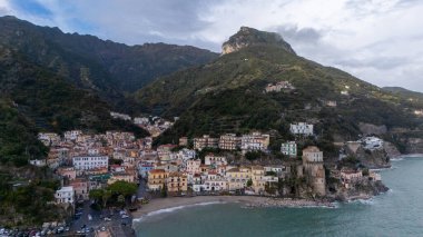 Amalfi Sahili 'nin güzel uçurum şehri Cetara' nın insansız hava görüntüsü. Yüksek kalite fotoğraf