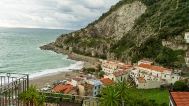 Amalfi kıyısındaki Erchie köyünün sahil ve körfez manzarası. Yüksek kalite fotoğraf