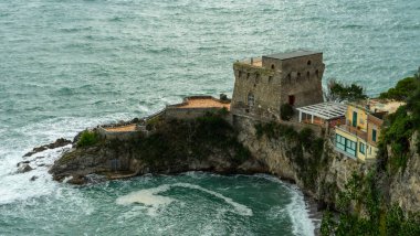 Amalfi kıyısındaki Erchie köyünün sahil ve körfez manzarası. Yüksek kalite fotoğraf