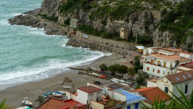 Amalfi kıyısındaki Erchie köyünün sahil ve körfez manzarası. Yüksek kalite fotoğraf