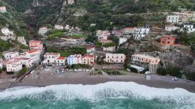 Canlı Erchie plajının tarihi kıyı kulesiyle turkuaz deniz ve kayalık kayalıklara, Erchie, Amalfi Sahili, İtalya 'ya bakan hava manzarası. Yüksek kalite 4k görüntü