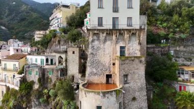 Amalfi Sahili, Salerno, Campania, İtalya boyunca küçük bir kasaba olan Cetara 'nın hava manzarası. Yüksek kalite 4k görüntü