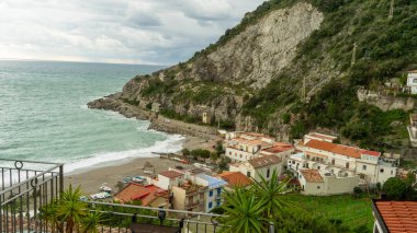 Amalfi kıyısındaki Erchie köyünün sahil ve körfez manzarası. Yüksek kalite fotoğraf