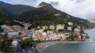 Amalfi Sahili 'nin güzel uçurum şehri Cetara' nın insansız hava görüntüsü. Yüksek kalite fotoğraf