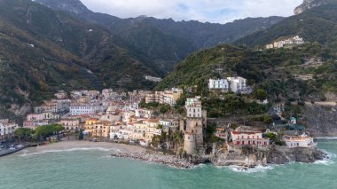 Amalfi Sahili 'nin güzel uçurum şehri Cetara' nın insansız hava görüntüsü. Yüksek kalite fotoğraf