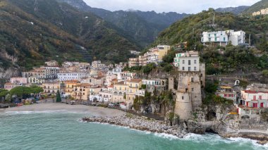 Amalfi Sahili 'nin güzel uçurum şehri Cetara' nın insansız hava görüntüsü. Yüksek kalite fotoğraf