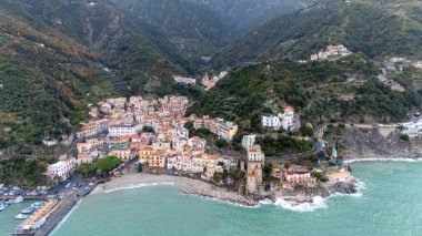 Amalfi Sahili 'nin güzel uçurum şehri Cetara' nın insansız hava görüntüsü. Yüksek kalite fotoğraf