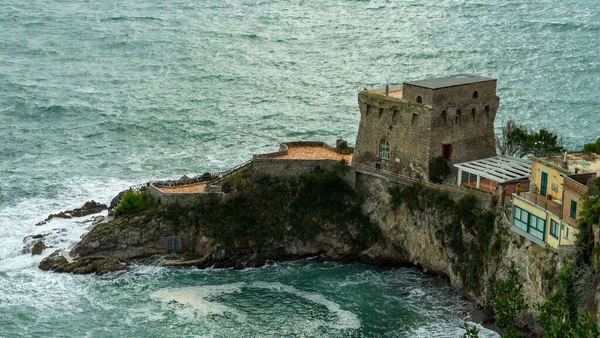 Amalfi kıyısındaki Erchie köyünün sahil ve körfez manzarası. Yüksek kalite fotoğraf