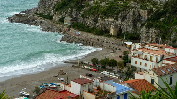 Amalfi kıyısındaki Erchie köyünün sahil ve körfez manzarası. Yüksek kalite fotoğraf