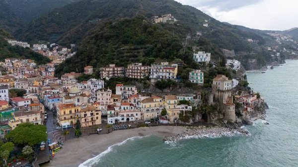 Amalfi Sahili 'nin güzel uçurum şehri Cetara' nın insansız hava görüntüsü. Yüksek kalite fotoğraf