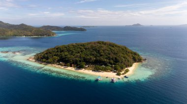 Muz Adası 'nın insansız hava aracı görüntüsü turkuvaz suyu, beyaz kum ve Filipinler, Coron, Palawan' da bir bangka teknesi olan tropikal bir plaj. Yüksek kalite fotoğraf