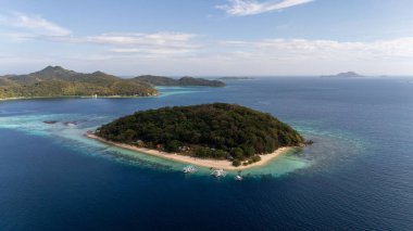 Muz Adası 'nın insansız hava aracı görüntüsü turkuvaz suyu, beyaz kum ve Filipinler, Coron, Palawan' da bir bangka teknesi olan tropikal bir plaj. Yüksek kalite fotoğraf