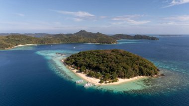 Muz Adası 'nın insansız hava aracı görüntüsü turkuvaz suyu, beyaz kum ve Filipinler, Coron, Palawan' da bir bangka teknesi olan tropikal bir plaj. Yüksek kalite fotoğraf