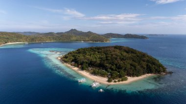 Muz Adası 'nın insansız hava aracı görüntüsü turkuvaz suyu, beyaz kum ve Filipinler, Coron, Palawan' da bir bangka teknesi olan tropikal bir plaj. Yüksek kalite fotoğraf