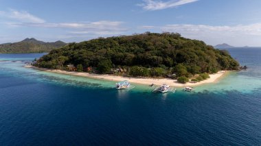Muz Adası 'nın insansız hava aracı görüntüsü turkuvaz suyu, beyaz kum ve Filipinler, Coron, Palawan' da bir bangka teknesi olan tropikal bir plaj. Yüksek kalite fotoğraf