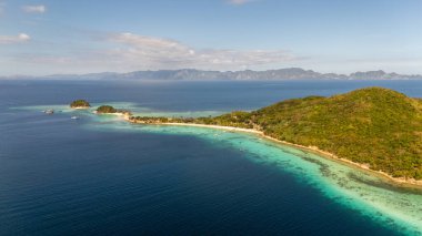 Drone Aerial deniz manzaralı tropikal ada ve kum plajı, turkuaz su ve mercan resifi. Filipinler, Palawan 'daki Bulog Dos adası. Yüksek kalite fotoğraf