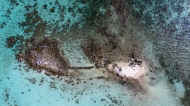 Muz Adası 'nın insansız hava aracı görüntüsü turkuvaz suyu, beyaz kum ve Filipinler, Coron, Palawan' da bir bangka teknesi olan tropikal bir plaj. Yüksek kalite fotoğraf