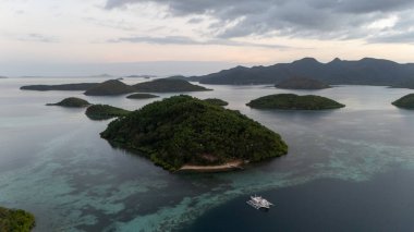 Filipinler 'deki Coron yakınlarındaki Palomaria Adası' nın insansız hava aracı görüntüsü. Coron 'dan El Nido' ya yapılan Büyük Rüya Kayıkçısı Seferi 'nin temel ambarlarından biri. Yüksek kalite fotoğraf
