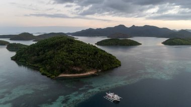 Filipinler 'deki Coron yakınlarındaki Palomaria Adası' nın insansız hava aracı görüntüsü. Coron 'dan El Nido' ya yapılan Büyük Rüya Kayıkçısı Seferi 'nin temel ambarlarından biri. Yüksek kalite fotoğraf