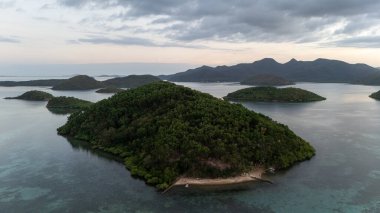 Filipinler 'deki Coron yakınlarındaki Palomaria Adası' nın insansız hava aracı görüntüsü. Coron 'dan El Nido' ya yapılan Büyük Rüya Kayıkçısı Seferi 'nin temel ambarlarından biri. Yüksek kalite fotoğraf