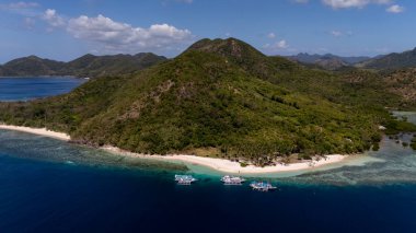 Filipinler 'de Coron yakınlarındaki Araw sahilinin insansız hava aracı görüntüsü. Yüksek kalite fotoğraf