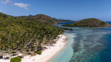 Filipinler 'de Coron yakınlarındaki Araw sahilinin insansız hava aracı görüntüsü. Yüksek kalite fotoğraf