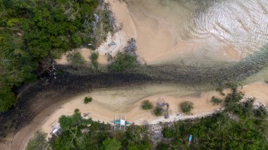 Filipinler 'deki Coron yakınlarında Bulawit kasabasının insansız hava aracı görüntüsü. Coron 'dan El Nido' ya Büyük Rüya Kayıkçısı şirketiyle yapılan seferin bir durağı. Yüksek kalite fotoğraf