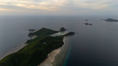 Bayang Basecamp ya da Calibangan Kampı 'nın insansız hava aracı görüntüsü ve Calibangbangan Adası kıyısı boyunca Coron ve El Nido, Palawan, Filipinler arasında turkuaz resifi. Bu, Coron ve El Nido ile Büyük D arasındaki keşif gezisinin temel direktörlerinden biriydi.