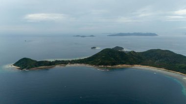 Bayang Basecamp ya da Calibangan Kampı 'nın insansız hava aracı görüntüsü ve Calibangbangan Adası kıyısı boyunca Coron ve El Nido, Palawan, Filipinler arasında turkuaz resifi. Bu, Coron ve El Nido ile Büyük D arasındaki keşif gezisinin temel direktörlerinden biriydi.